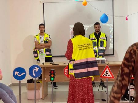 كسيفة : متطوعو السلامة المجتمعية يمررون فعاليات وفيديوهات خاصة لمؤسسة قمر في قرية كسيفة .